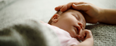 Sichere Babytemperatur zu jeder Jahreszeit: Überhitzung und Kälte vermeiden