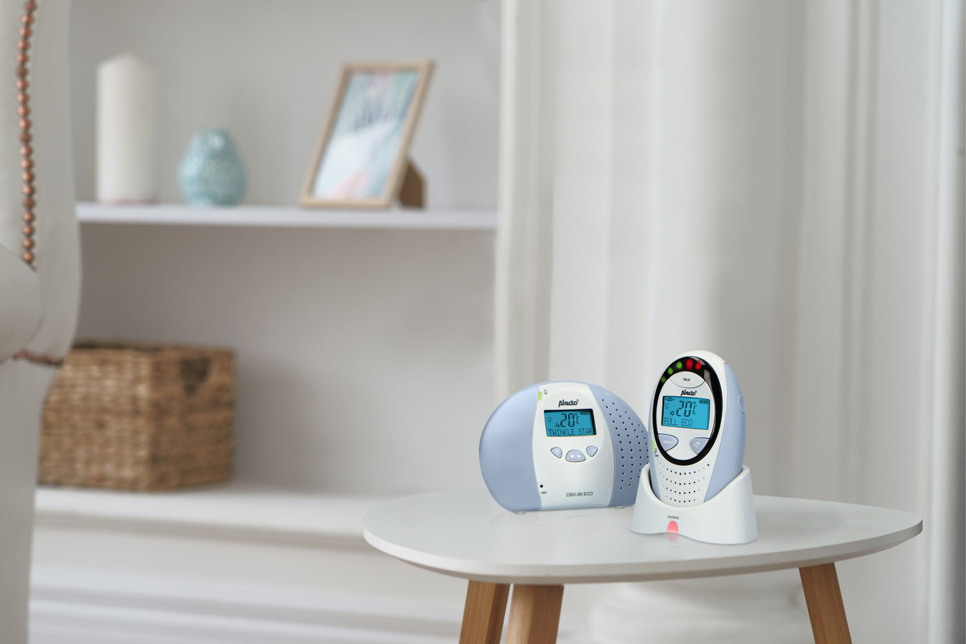 Alecto DBX-88 ECO - DECT Babyphone mit Full ECO-Modus und Display, weiß/blau