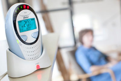 Alecto DBX-88 ECO - DECT Babyphone mit Full ECO-Modus und Display, weiß/blau
