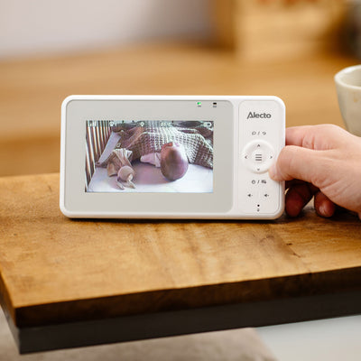 Alecto DVM2043 - Babyphone mit Kamera, großem 4,3" Farbdisplay und Nachtlicht - Ferngesteuert - Weiß