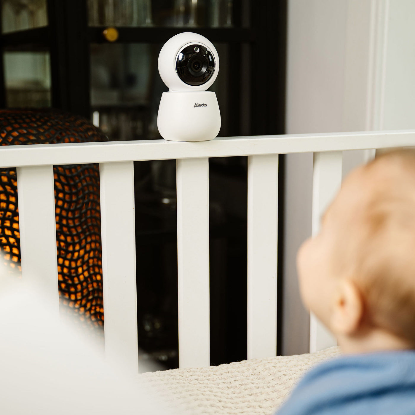 Alecto DVM2043 - Babyphone mit Kamera, großem 4,3" Farbdisplay und Nachtlicht - Ferngesteuert - Weiß